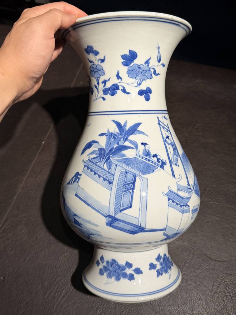 清康熙 青花庭院“杨柳荡千”图琵琶尊 - 图5