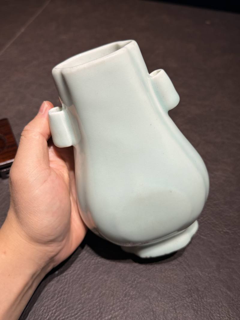 清乾隆 粉青釉贯耳瓶（配木座、老盒） - 图6