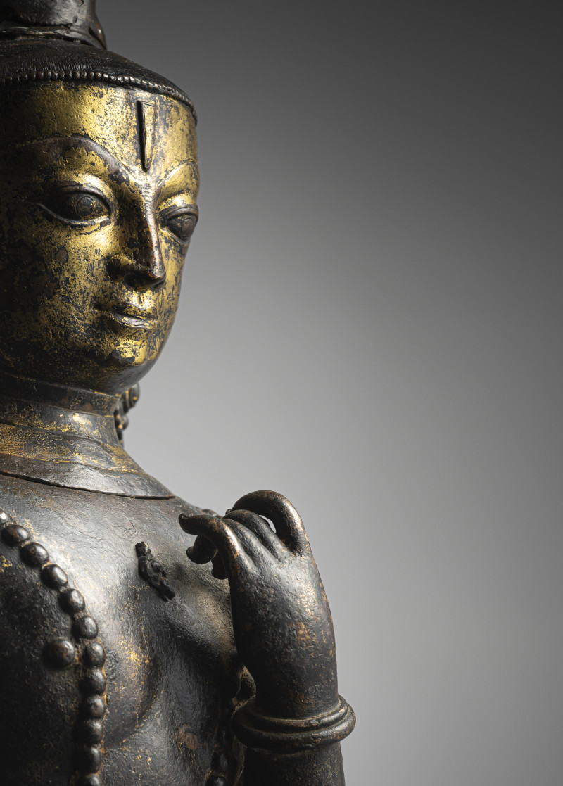 A large cast and repoussé figure of a standing deity - 图4
