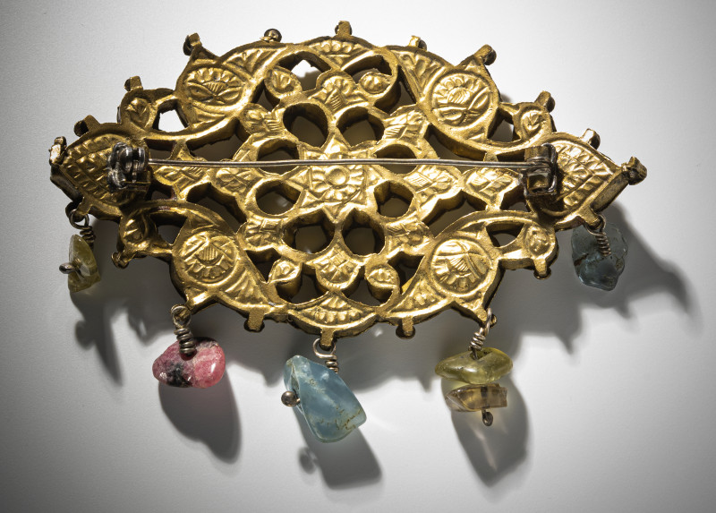 A gemstone-inlaid plaque reworked as a brooch - 图2