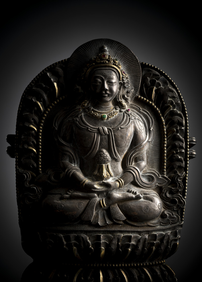 A PARCEL-GILT SILVER EMBOSSED METAL AMULET DEPICTING AMITAYUS - 图4