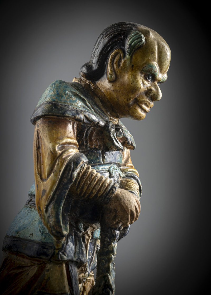 A 'fahua' ceramic figure of a lokapala leaning on a club - 图4