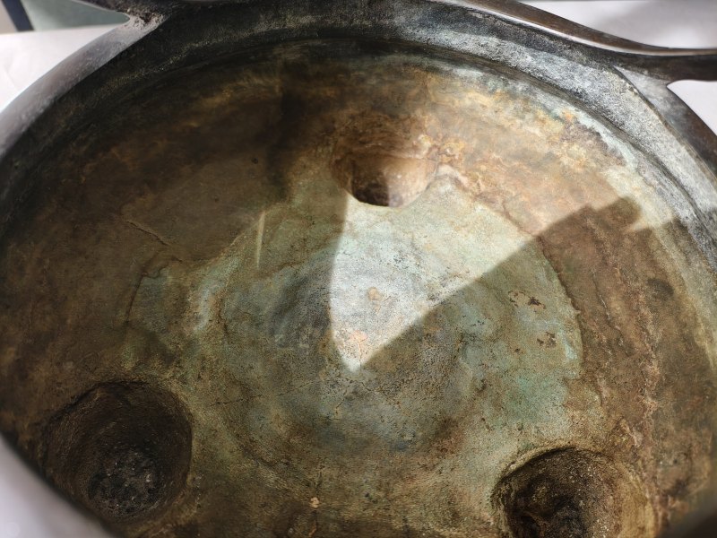 A tripod bronze incense burner with handles on the rim - 图12