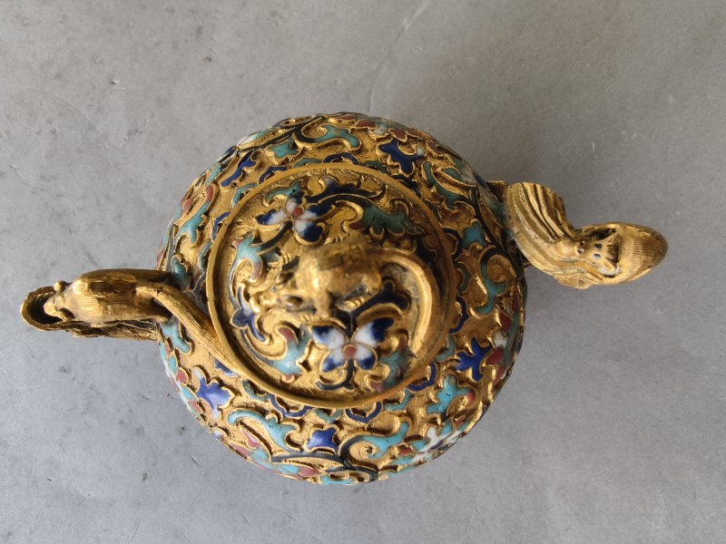 A fine gilt-bronze wine or teapot with champlevé decoration of lotus and foliage, the cover with a squirrel as knob - 图14