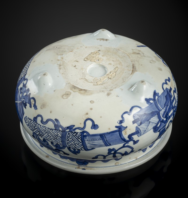 A BLUE AND WHITE BOMBÉ TRIPOD CENSER - 图4