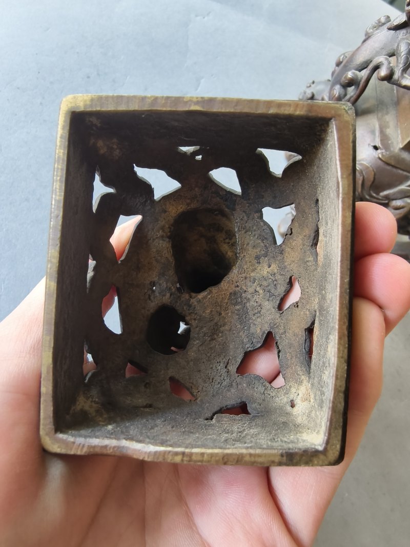 A bronze censer and a part-gilt 'gu'-shaped bronze vase - 图16