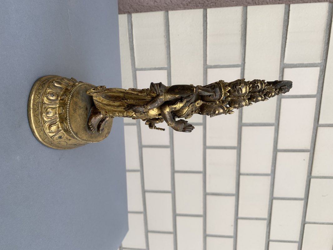 A GILT-BRONZE FIGURE OF EKADASHALOKESHVARA - 图6