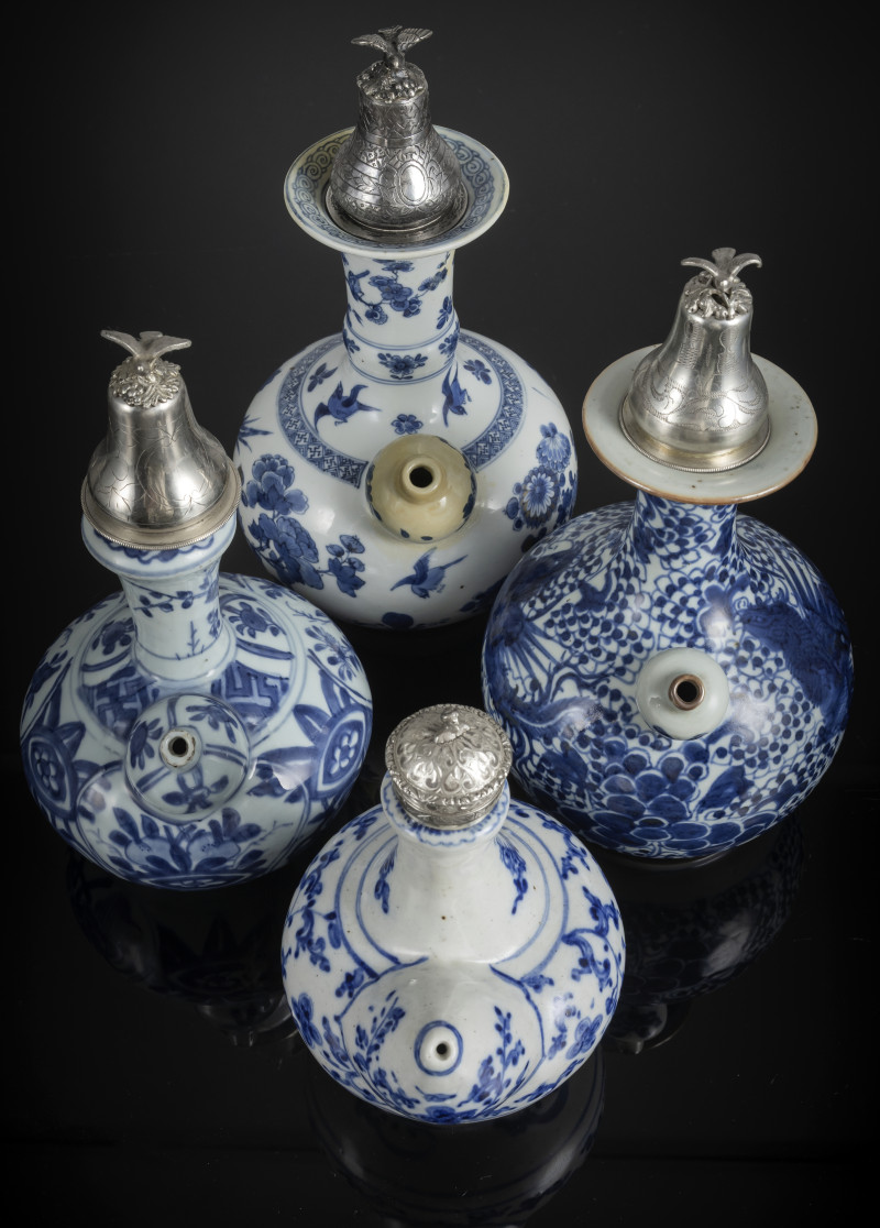 Four porcelain kendi decorated in underglaze blue, all with silver/metal lids - 图4