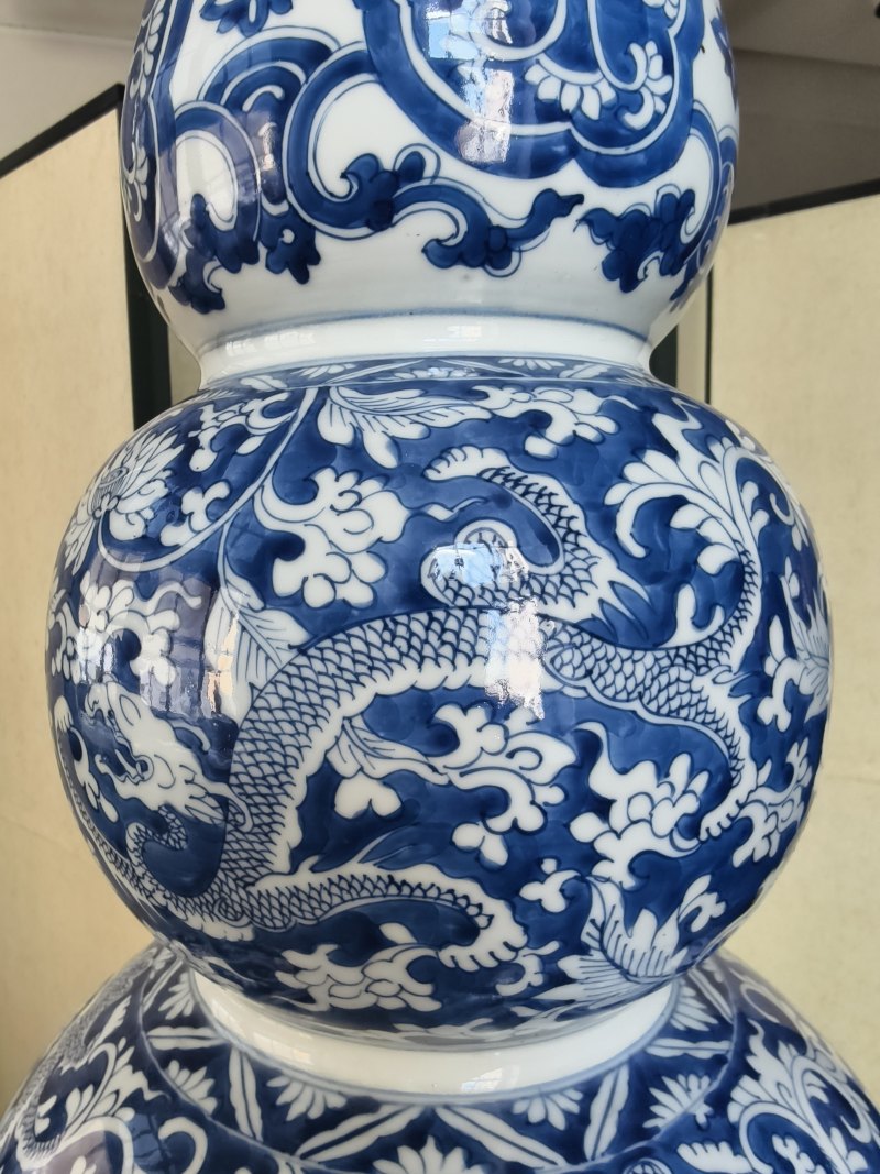 A large and rare 'triple gourd' porcelain vase with underglaze blue dragon decoration - 图12