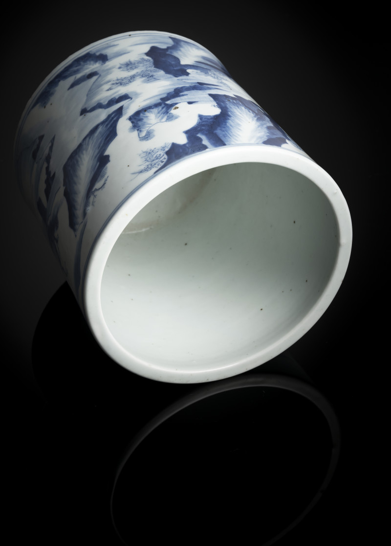 A blue and white brush pot with deer in a landscape - 图5