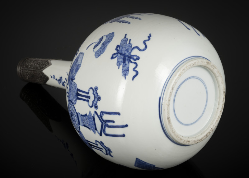A fine underglaze blue porcelain bottle vase with decoration of antiques and flower vases with silver mounting - 图4