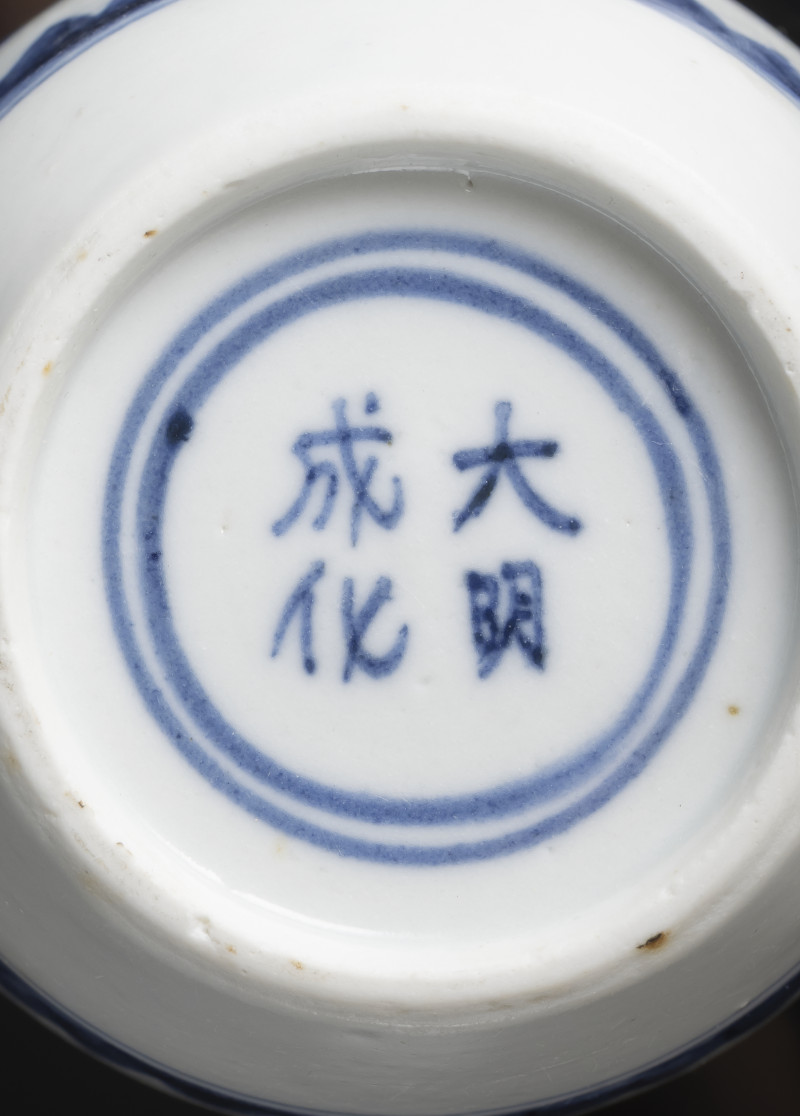 A group of six jars with underglaze blue decoration, some with wooden covers - 图4