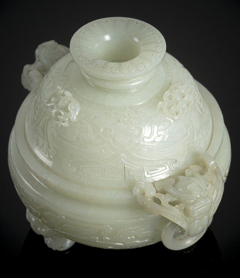 An exquisite carved light green jade censer and cover in archaic style - 图4