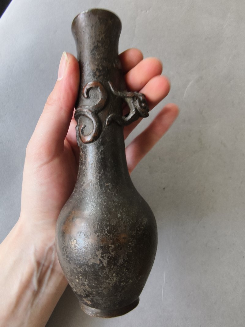 A group of three bronze vases - 图30