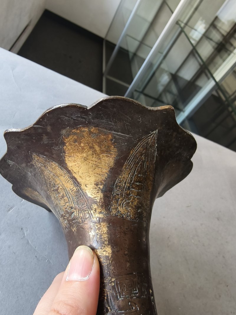 A bronze censer and a part-gilt 'gu'-shaped bronze vase - 图30