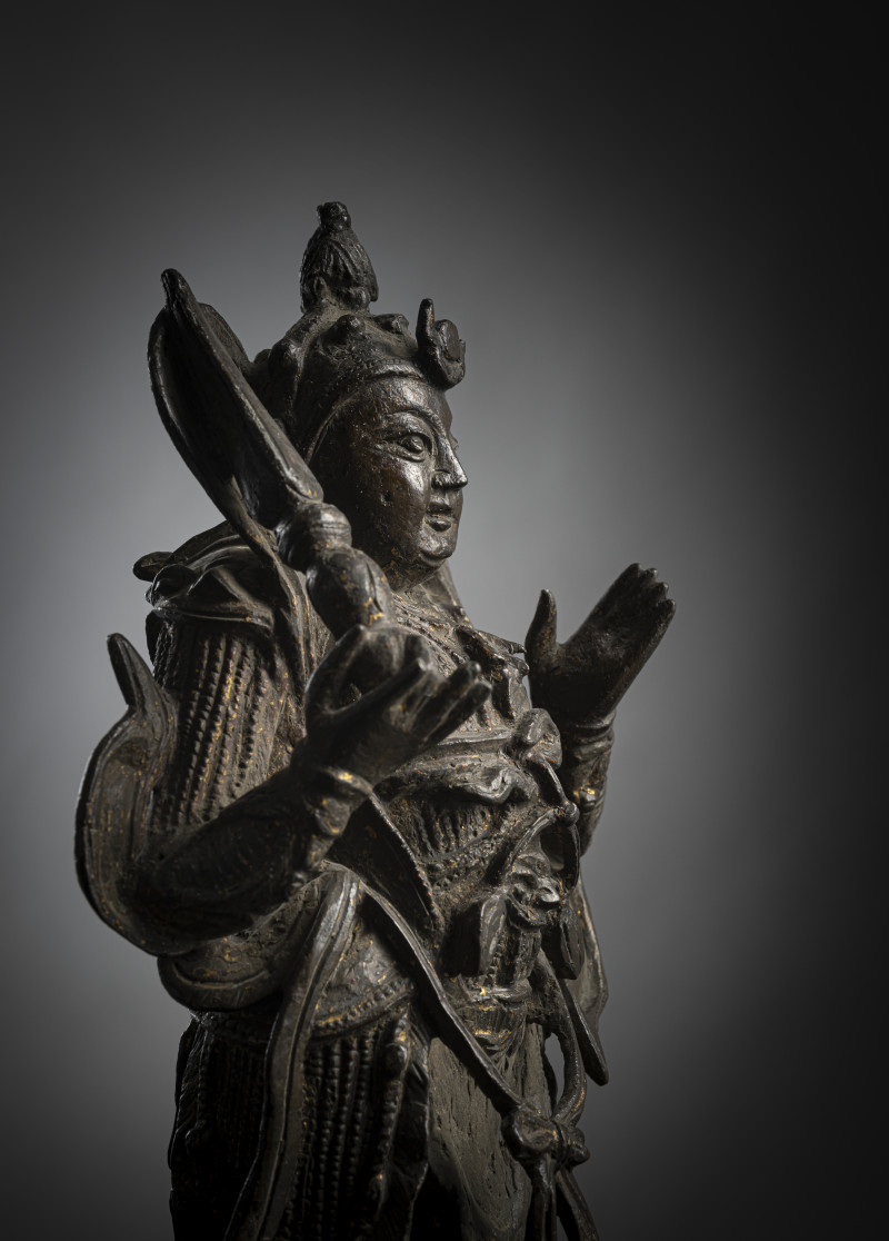 A bronze figure of standing Weituo on a stand dressed in splendid armour with traces of gilding - 图4