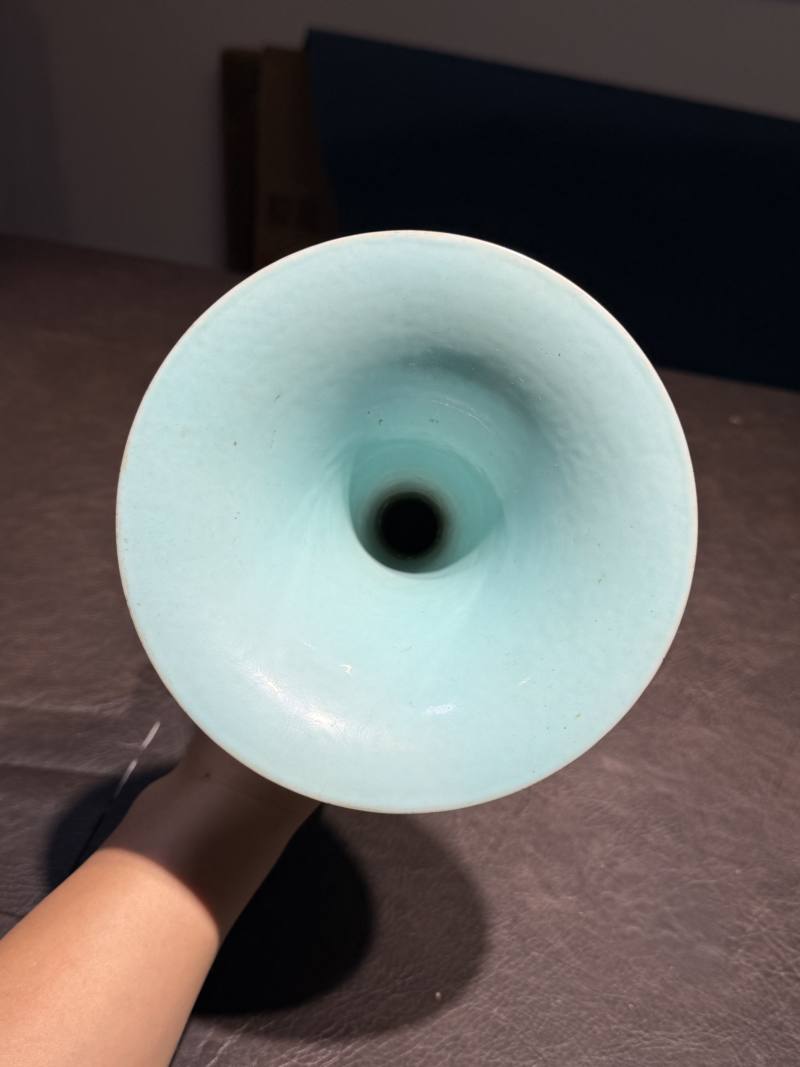 清乾隆 黄地洋彩缠枝莲托八宝纹花觚 - 图19