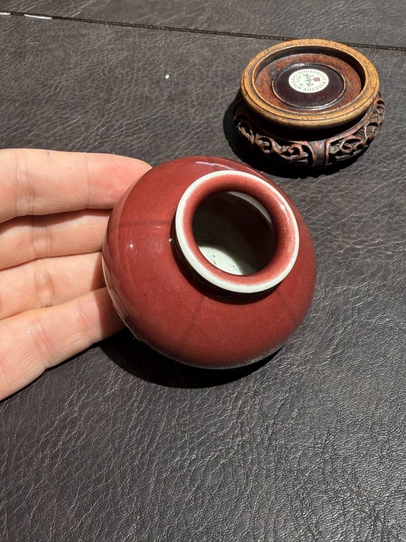 清乾隆 霁红釉小石榴尊（配木座） - 图5