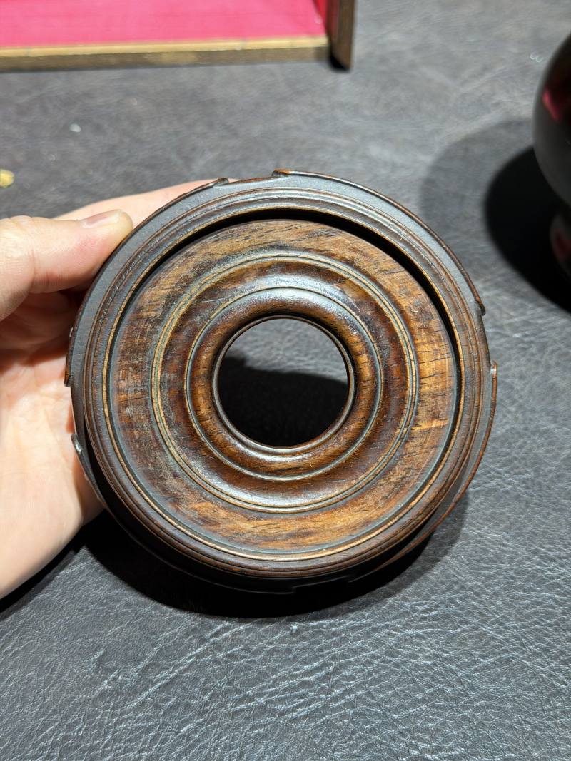 清雍正 茶叶末釉花囊（配木座、老盒） - 图8