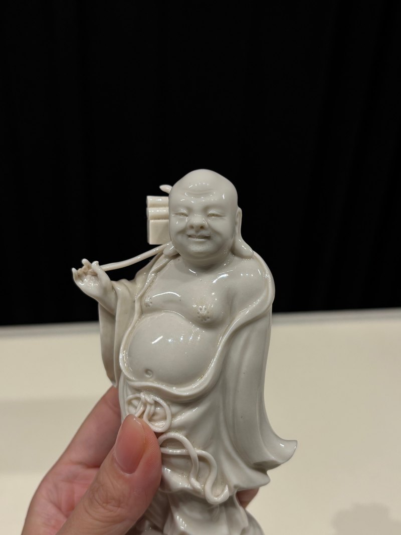 明 德化窑何朝宗款白釉布袋和尚立像 - 图5