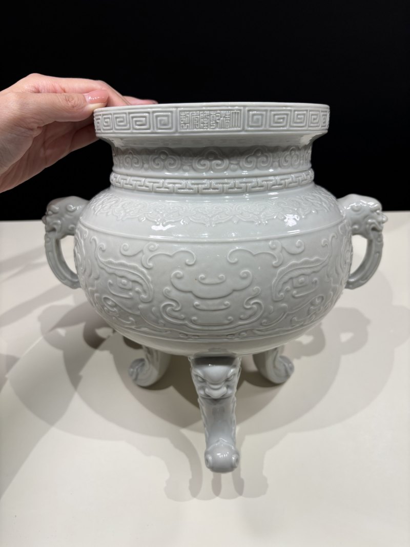 清乾隆 仿定白釉浮雕饕餮纹兽耳三足炉 - 图7