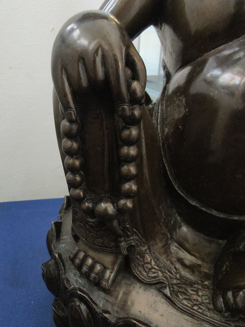 A large cast bronze figure of seated Budai with boys on a lotus pedestal - 图11
