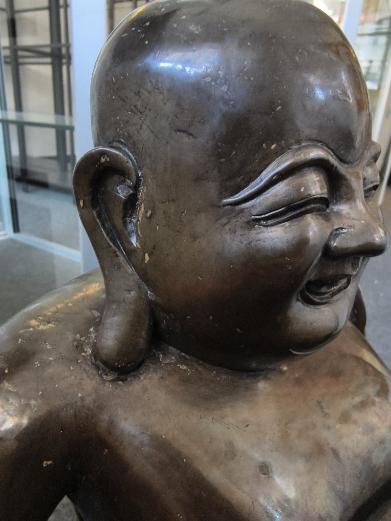 A large cast bronze figure of seated Budai with boys on a lotus pedestal - 图29