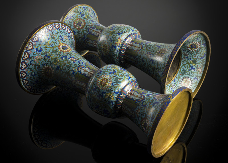 A pair of 'gu'-shaped cloisonné-enamelled lotus vases - 图4