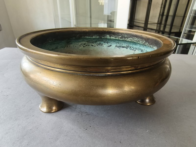 A flat heavy cast incense burner made of gold-coloured bronze on three short feet - 图8