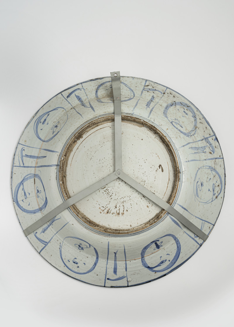 A large porcelain 'Kraak' charger decorated in underglaze blue with ducks and flowers - 图3