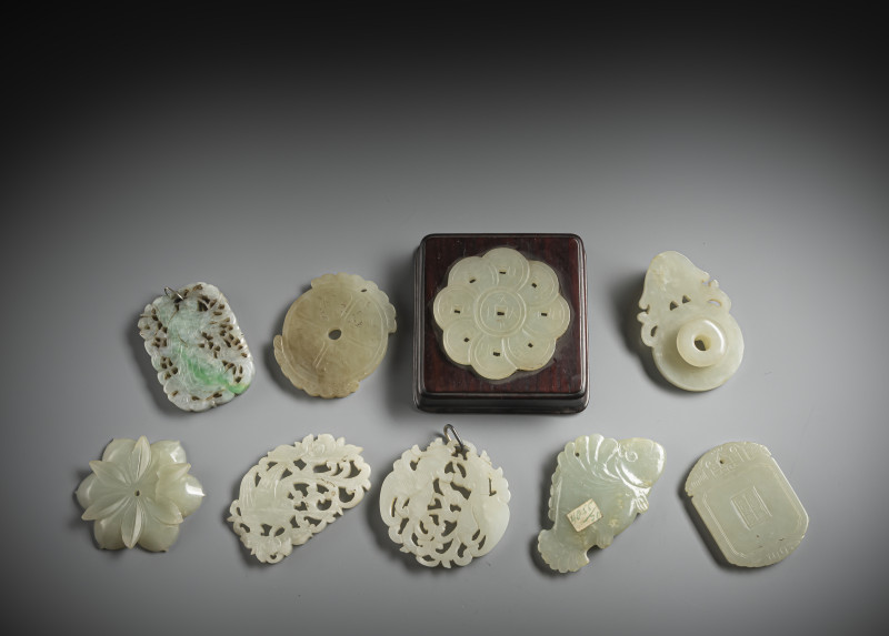 A group of nine jade carvings, some pendants, one mounted in wood - 图2