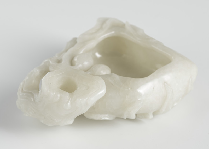 A fine carbed near white brush washer in the shape of a peach with branches and foliage in relief - 图2