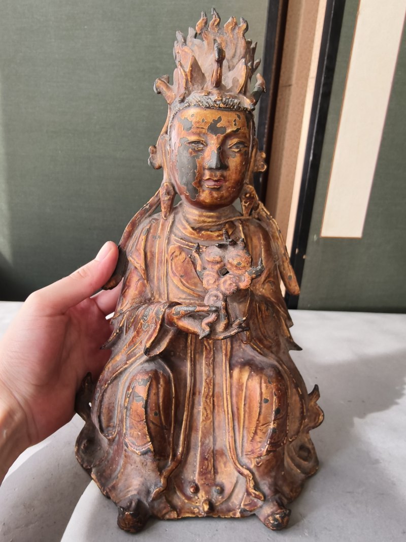 Bronze of Bixia with lacquer gilding depicted seated in a European posture - 图3