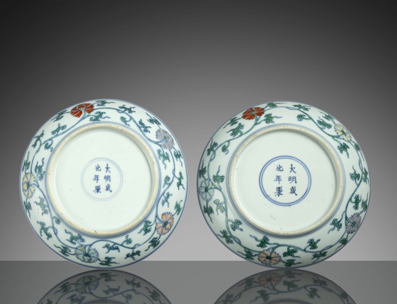 A pair of fine 'Doucai' saucers with floral decoration - 图2