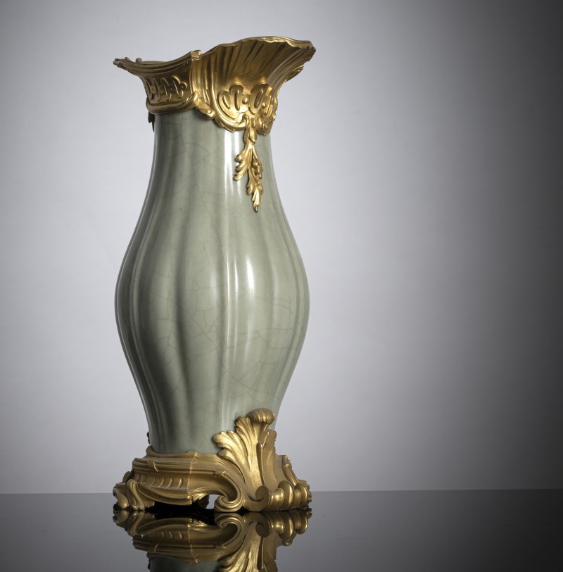 A ribbed porcelain celadon vase in a fine ormolu mount - 图4