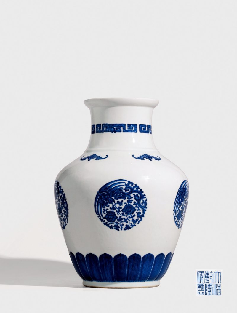 清乾隆·青花「团凤牡丹」五蝠模印莲瓣纹盘口尊