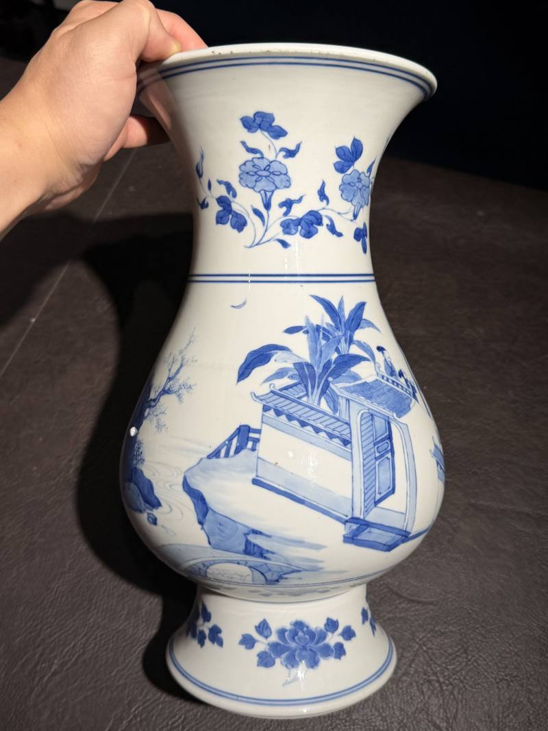 清康熙 青花庭院“杨柳荡千”图琵琶尊 - 图6