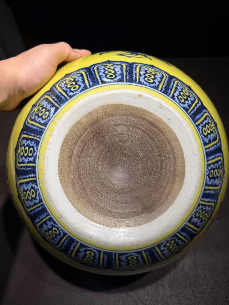 清乾隆 黄地青花折枝花卉纹缸 - 图15