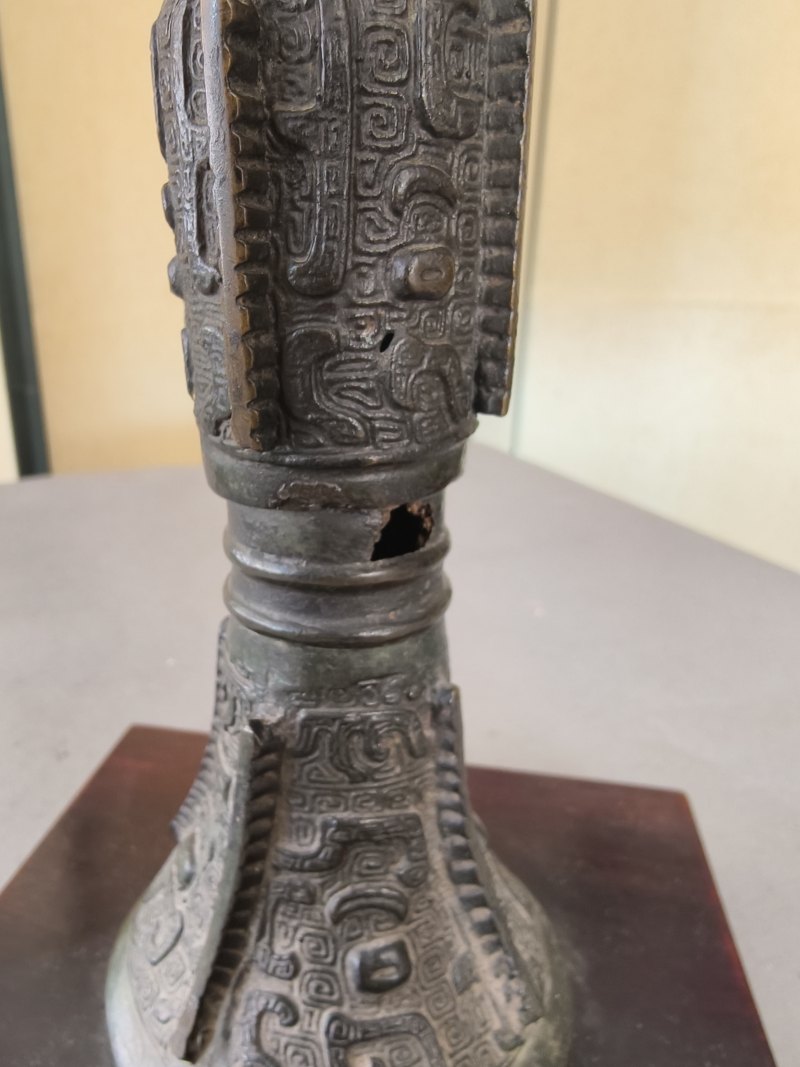 A bronze 'gu' vase with archaistic relief decoration - 图7