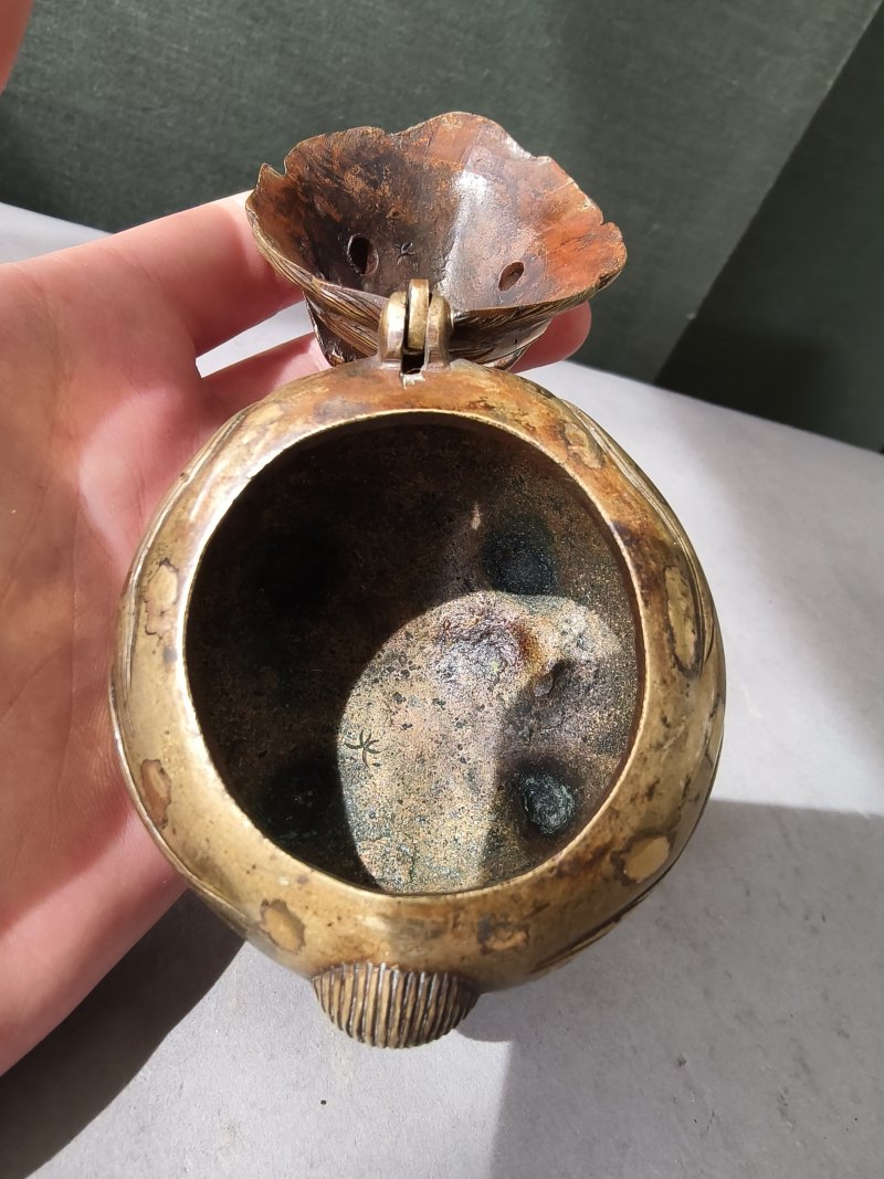 A small gold-splashed bronze censer in the shape of a Luduan - 图7