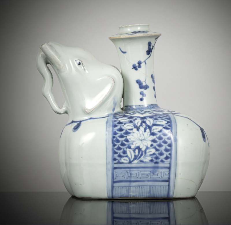 A blue and white elephant-form porcelain kendi - 图2