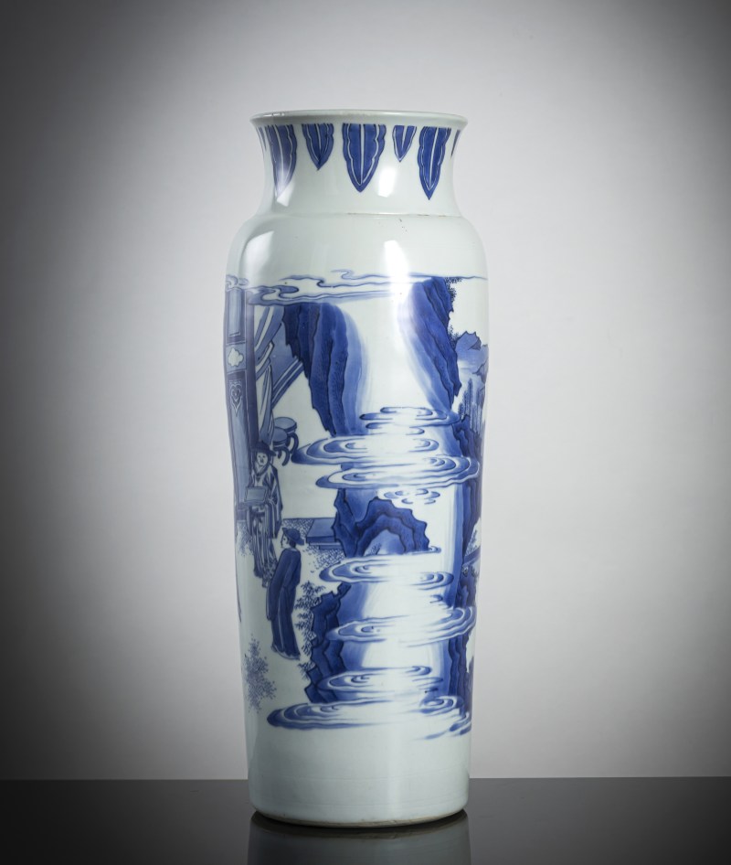 A good Transitional porcelain sleeve vase with underglaze blue decoration of a novel scene - 图4