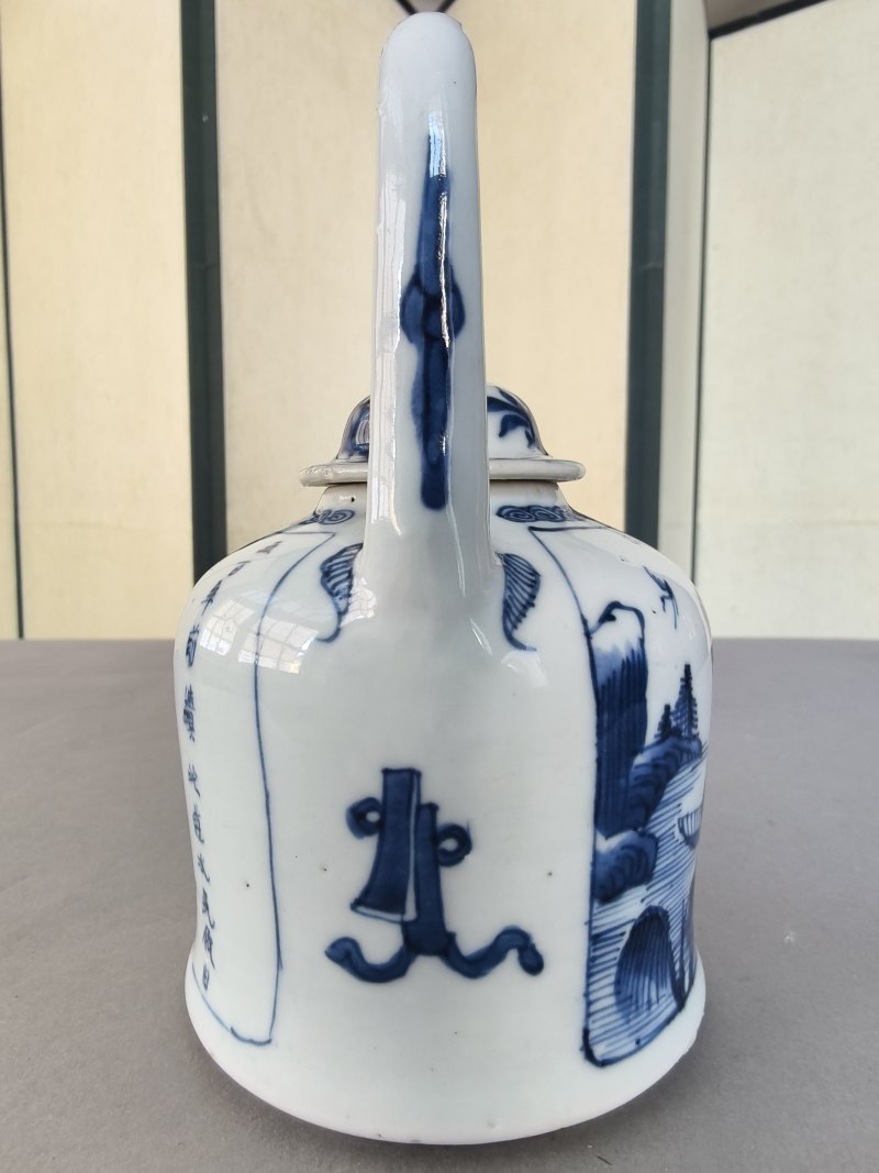 Underglaze blue teapot and cover with a bow handle with figure decoration in a boat and poem inscription - 图19