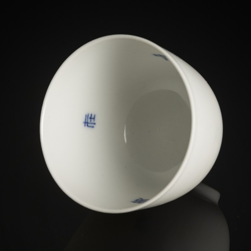 A fine blue and white inscribed porcelain tea cup - 图2