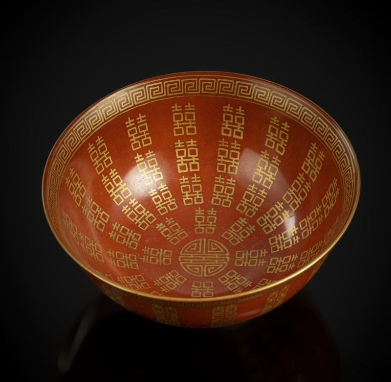 An iron red and gold painted porcelain bowl with 'shuangxi' decoration - 图5