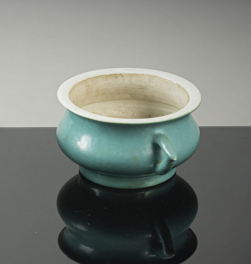 A blue-green glazed twin-handled porcelain censer - 图2