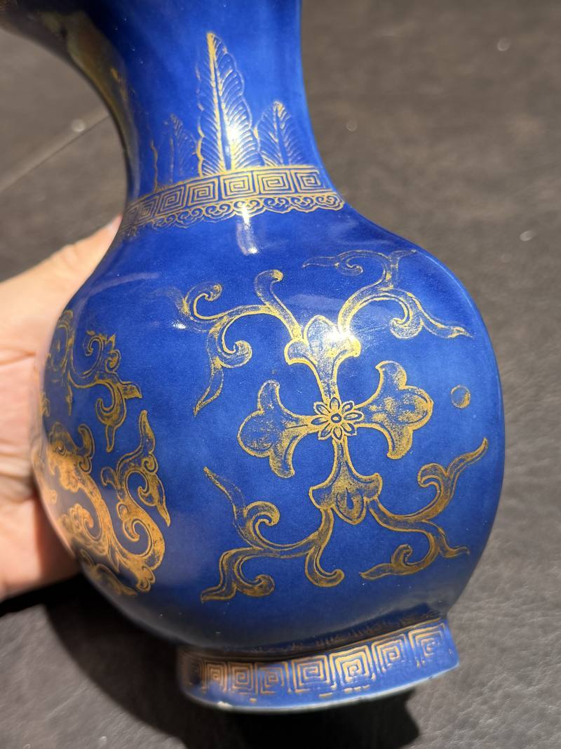 清乾隆 宝石蓝釉描金团龙纹壁瓶 - 图8