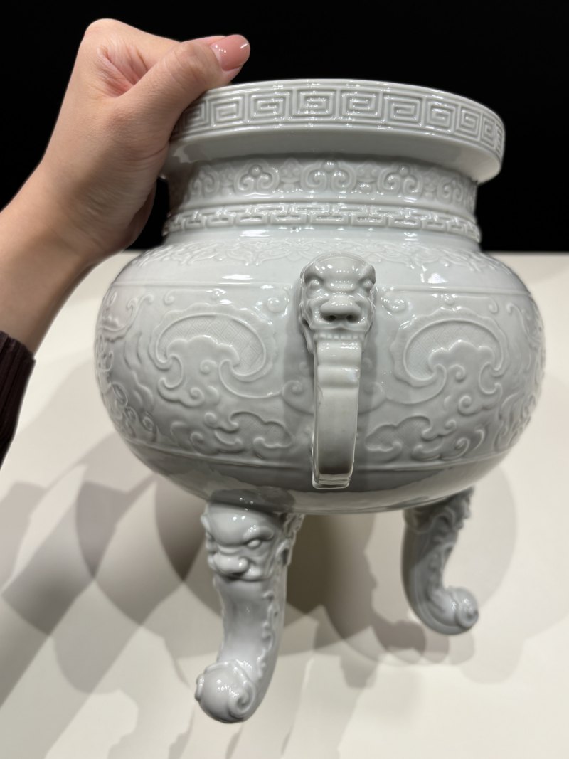 清乾隆 仿定白釉浮雕饕餮纹兽耳三足炉 - 图8
