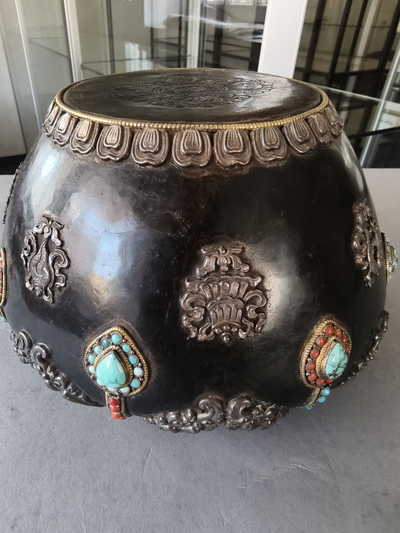 A PARCEL-GILT SILVER AND SEMI-PRECIOUS STONE INLAID METAL BOWL - 图7