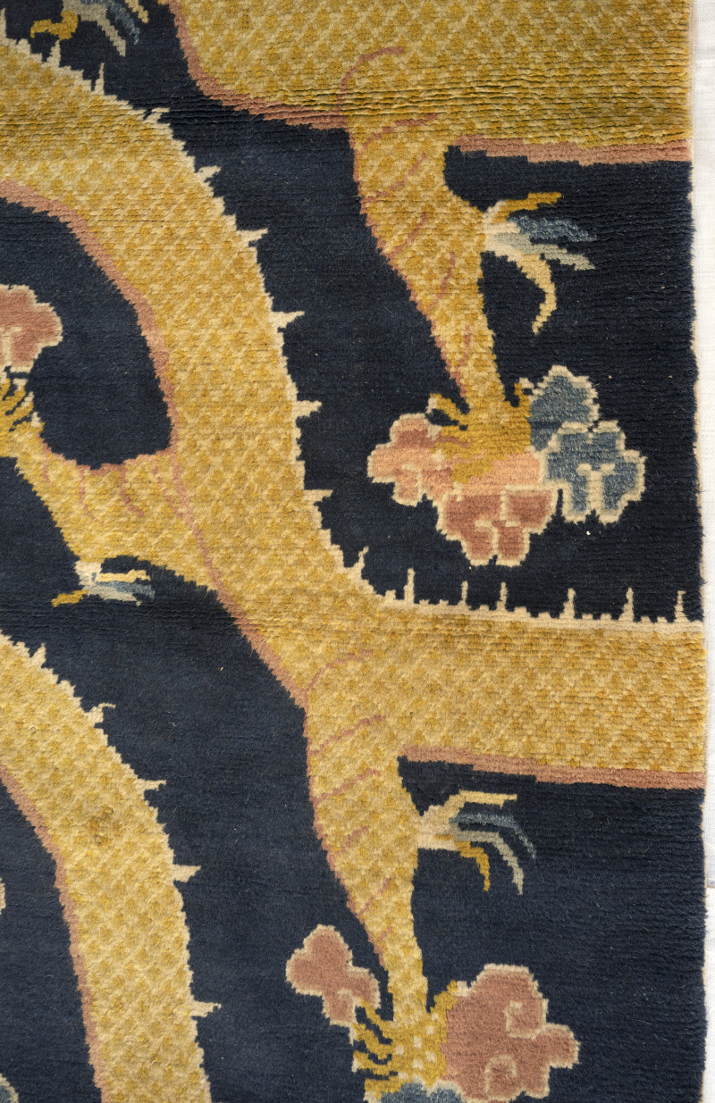 An unusual pair of pillar rugs - 图10
